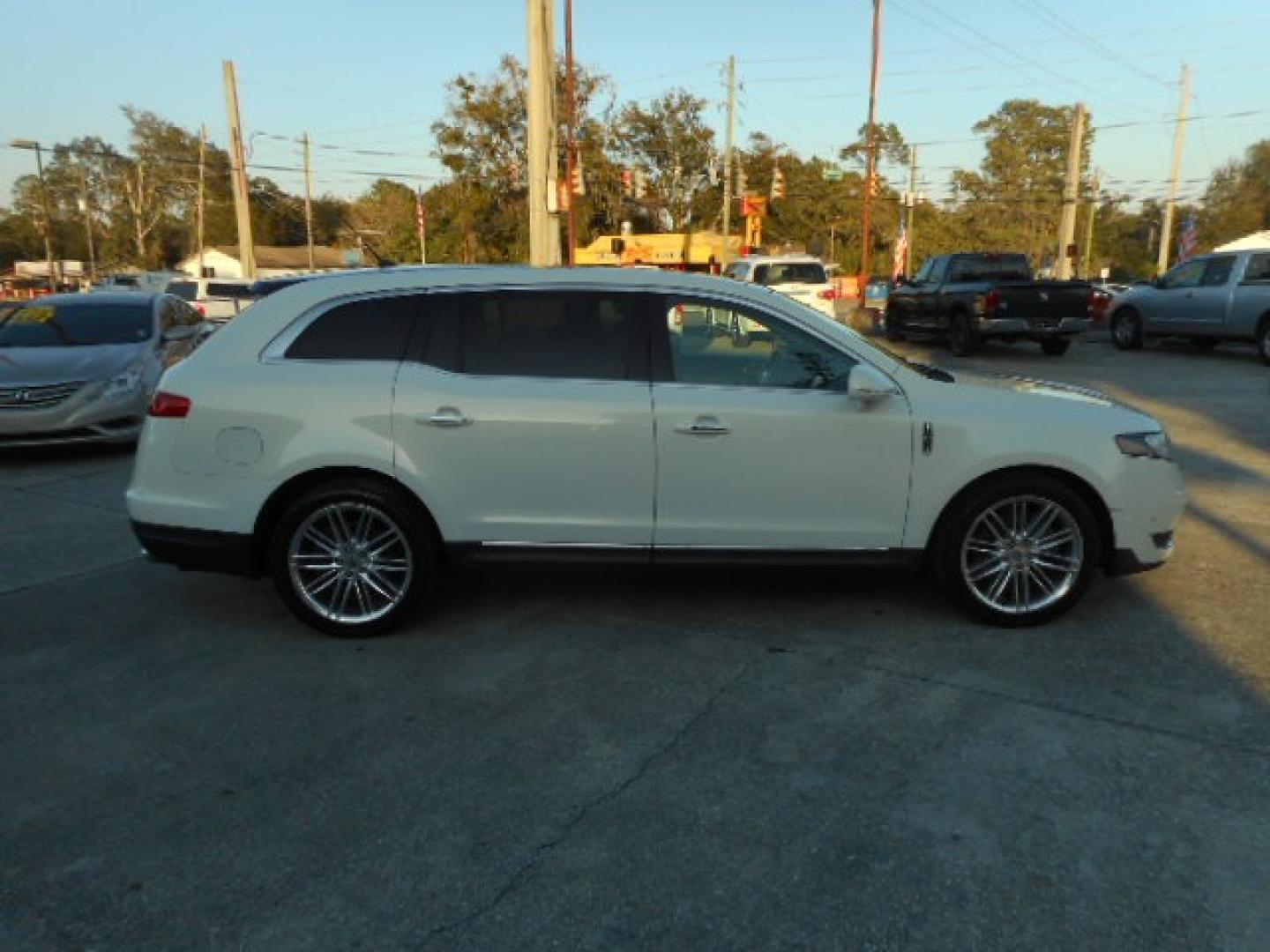 2013 WHITE LINCOLN MKT BASE (2LMHJ5AT1DB) , located at 10405 Abercorn Street, Savannah, GA, 31419, (912) 921-8965, 31.988262, -81.131760 - Photo#4